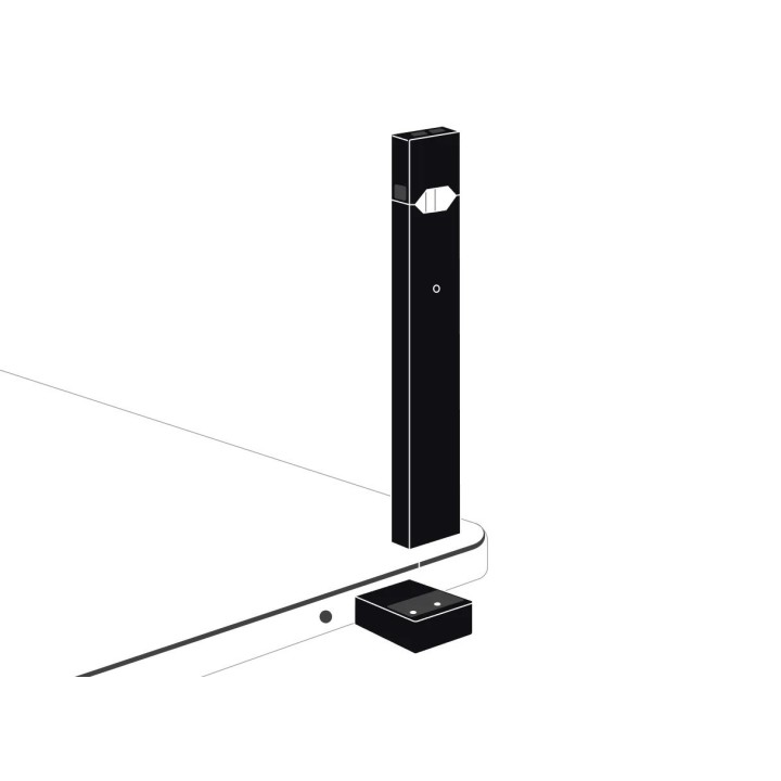 Siyah Juul Cihazı Pod Mod, USB şarj cihazına takılı.