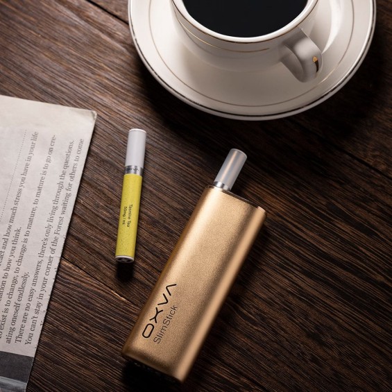 Altın OXVA SlimStick Pod Mod elektronik sigara kahve yanı sunumu.